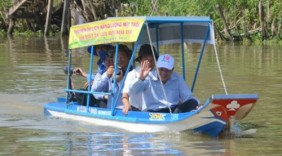 Nông dân Việt chế xuồng năng lượng mặt trời lên báo Anh