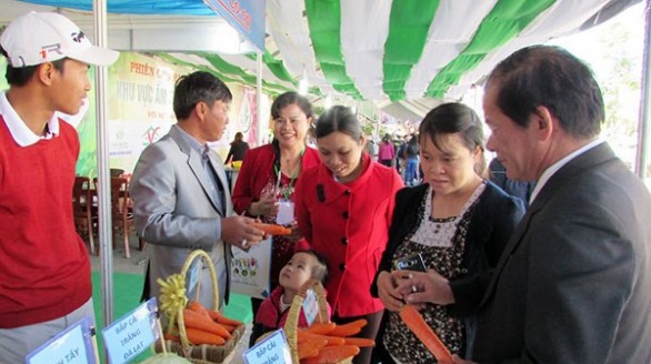 Phân biệt rau quả Việt Nam - Trung Quốc thu hút nhiều người dân