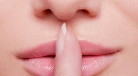 Mẹo giúp bạn có làn môi căng mịn suốt mùa đông
