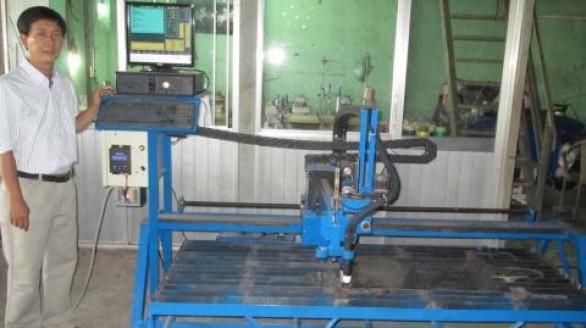 Người Việt sáng chế máy cắt kim loại lập trình CNC