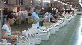 Người Mỹ chuộng giày dép Việt Nam