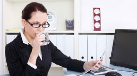 Uống nước lạnh, ngồi điều hòa khiến dân văn phòng dễ mắc bệnh