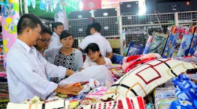 Khai mạc “Phiên chợ vui đưa hàng Việt về khu, cụm công nghiệp”