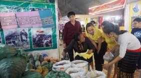 Phiên chợ hàng Việt - Nghệ An: “Gõ cửa” thị trường nông thôn