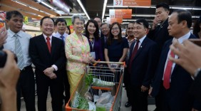 Phu nhân Thủ tướng Singapore mua nhiều rau, xoài Cát Hòa Lộc
