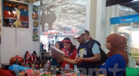 Gian hàng của Việt Nam hút khách tham quan tại hội chợ ở Algeria