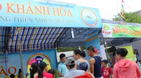 Phiên chợ hàng Việt đầu tiên về hải đảo: Hết hàng ngay đêm khai mạc