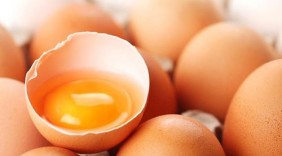 Điều gì xảy ra khi bạn ăn trứng gà sống?