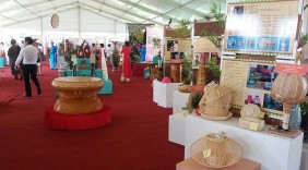 Hơn 15.000 lượt khách tham quan đến tham dự Hội chợ làng nghề Việt Nam 2017