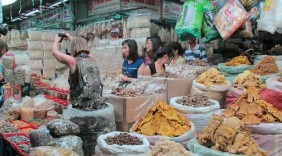 Thị trường mặt hàng thực phẩm khô chờ Tết