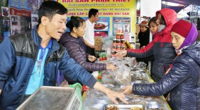 Phiên chợ Việt tại ngoại thành: Người dân và doanh nghiệp cùng có lợi