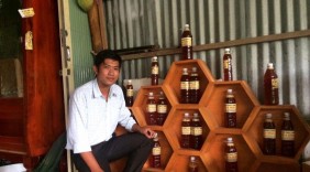 Một thanh niên khởi nghiệp thành công sản phẩm “Mật ong hương tràm”