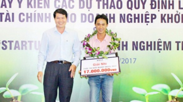 Tự hào: Thầy giáo sáng chế máy xịt thuốc dùng năng lượng mặt trời