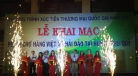 Khai mạc Phiên chợ hàng Việt về hải đảo tại huyện Phú Quý năm 2018