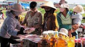 Tổ chức phiên chợ đưa hàng Việt về miền núi Đồng Xuân