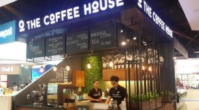 Nikkei lý giải vì sao chuỗi cà phê Việt thắng Starbucks
