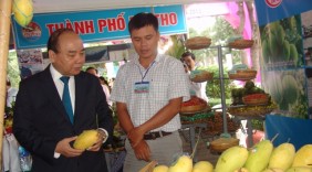 Thủ tướng thưởng thức nước dừa, trái cây tại Tiền Giang