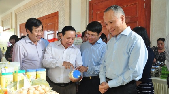 Doanh nghiệp Việt Nam - Lào giới thiệu sản phẩm, kết nối giao thương