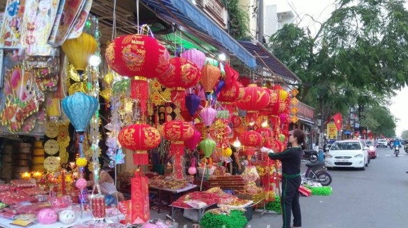 Thị trường đồ trang trí Tết Canh Tý: Hàng Việt Nam được ưa chuộng