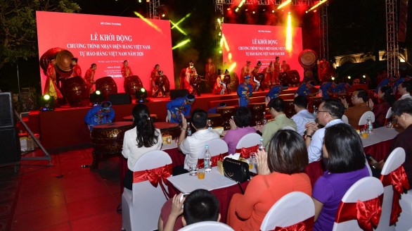 Các đại biểu tham quan hoạt động trải nghiệm, kích cầu hàng tiêu dùng Việt Nam