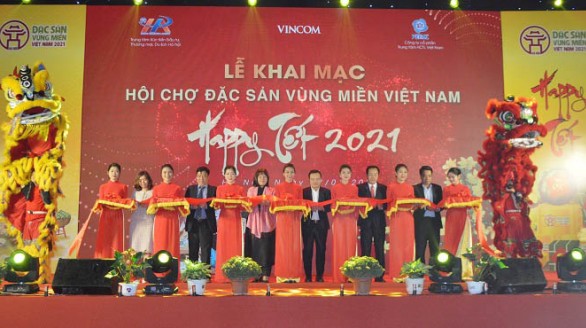 Khai mại Hội chợ Đặc sản vùng miền Việt Nam tại Vincom Plaza Long Biên