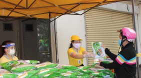 100 tấn gạo tập kết về bưu điện để tặng người dân Đồng Nai
