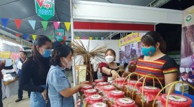 Khai mạc phiên chợ hàng Việt tại xã miền núi Hòa Bắc