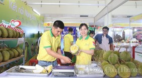 Sầu riêng hút khách tại Phiên chợ nông sản, đặc sản vùng miền
