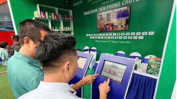 Gian hàng Vinachem tạo điểm nhấn tích cực tại Online Friday 2025