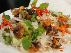 Gỏi sò lông trộn hoa chuối đậm đà vị biển