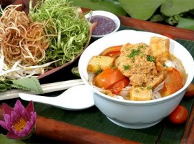 Dân dã bún riêu cua rau rút