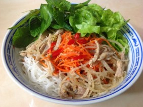 Đơn sơ bún bì Nam Bộ