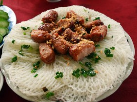 Về Cần Thơ thưởng thức bánh hỏi mặt võng