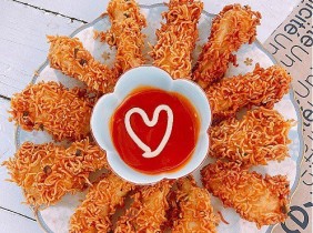 Lạ miệng với mỳ tôm bọc gà chiên giòn