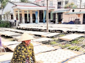 Làng nghề bánh phồng tất bật vào vụ Tết